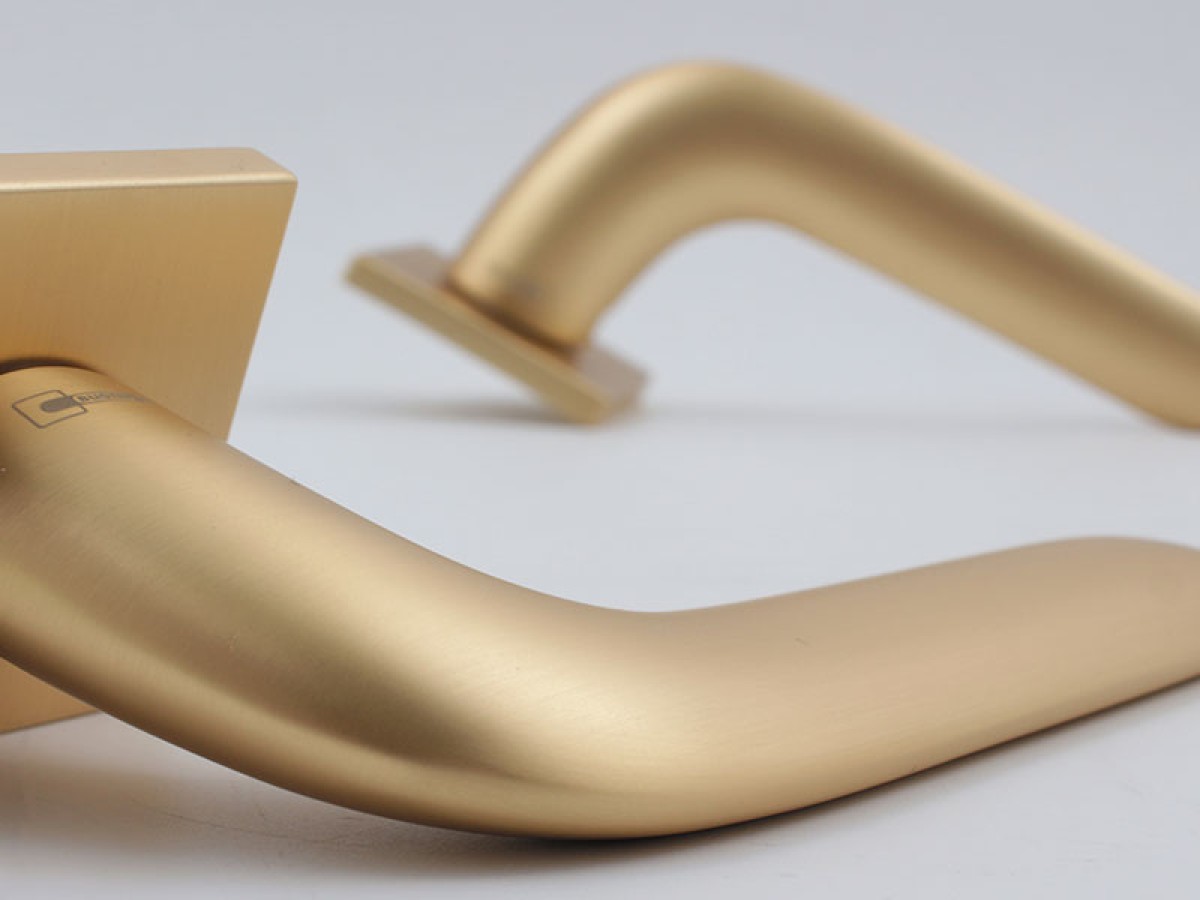 Ручки на розеті в матовому золоті: акцент, який формує інтер'єр